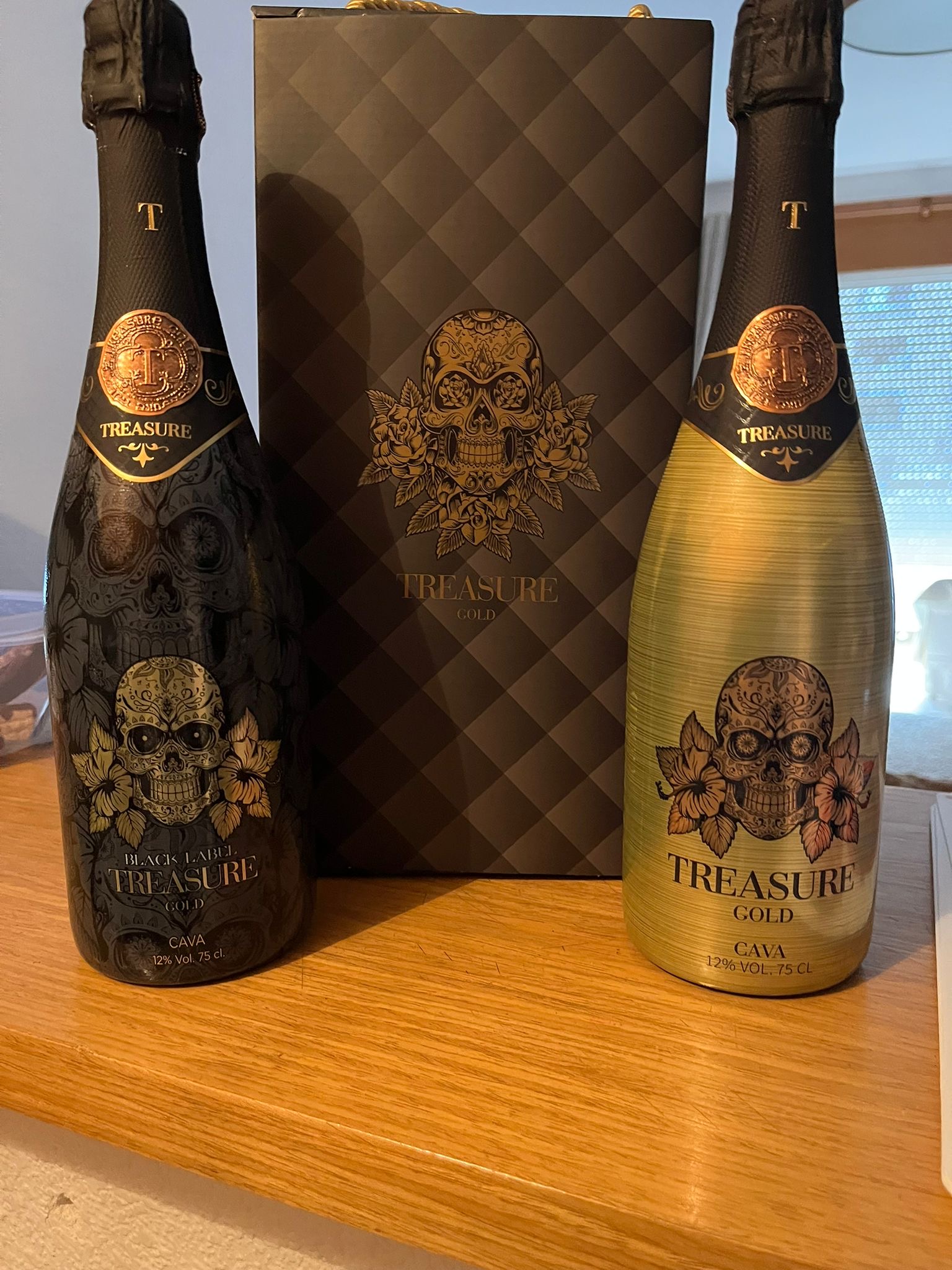 Treasure Gold Cava — Gold Label en Black Label flessen met geschenkdoos